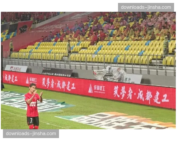 纪录片《防线》播出,呈现中超后卫日常训练与数据分析会议场景